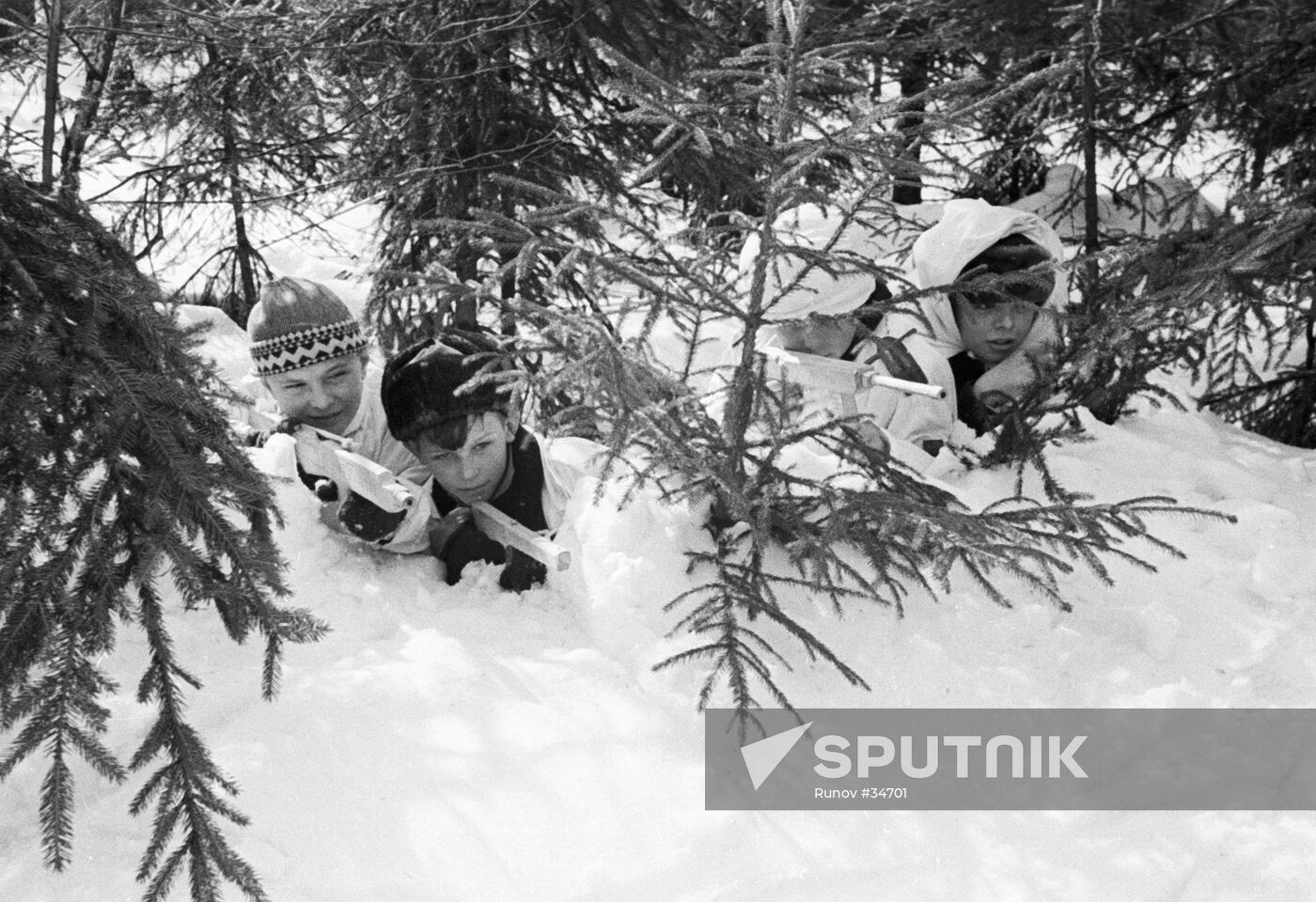 SCHOOL STUDENTS ZARNITSA MILITARY GAME