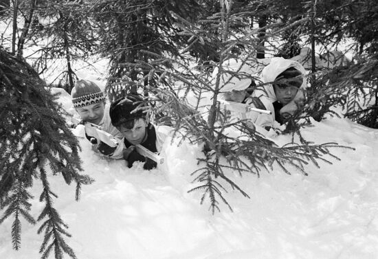 SCHOOL STUDENTS ZARNITSA MILITARY GAME