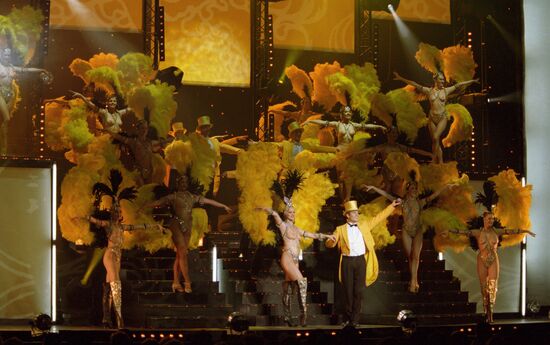 REVIEW DANCERS STAGE