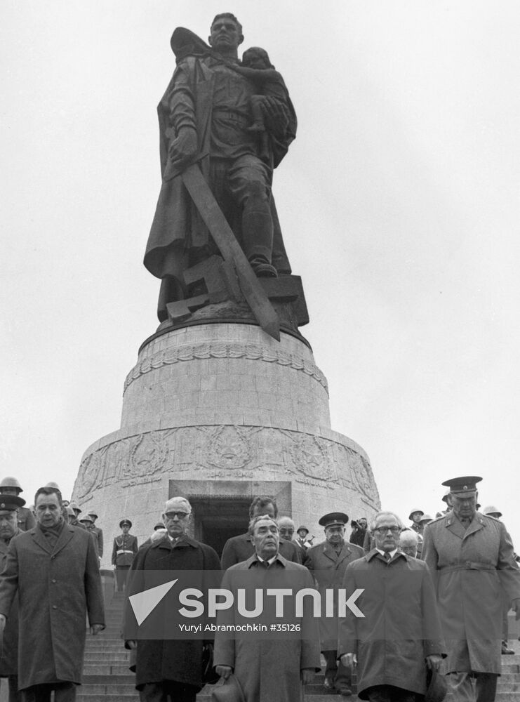 BREZHNEV KOSYGIN HONECKER TREPTOW PARK MONUMENT 