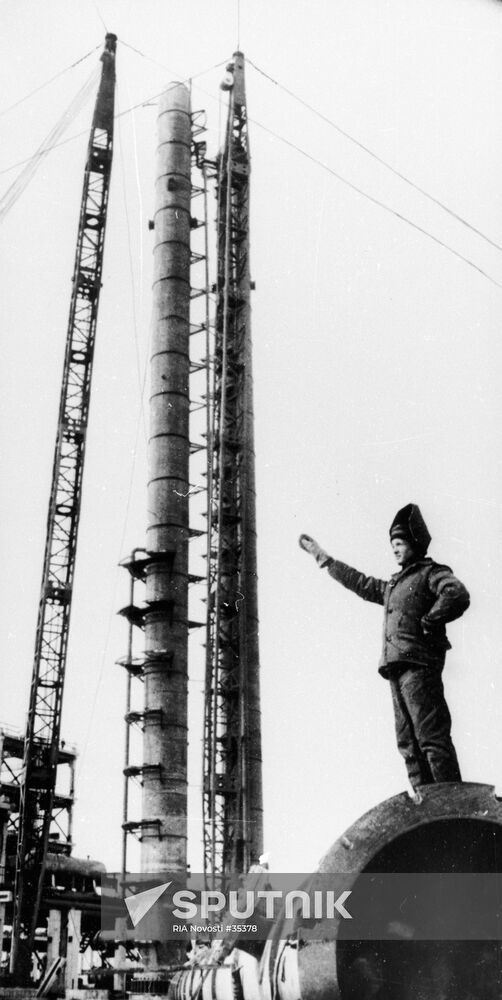 OIL REFINERY CONSTRUCTION