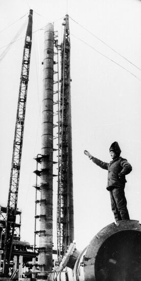 OIL REFINERY CONSTRUCTION