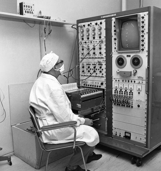 PHYSIOLOGIST APPARATUS MONITORING SURGERY BRAIN