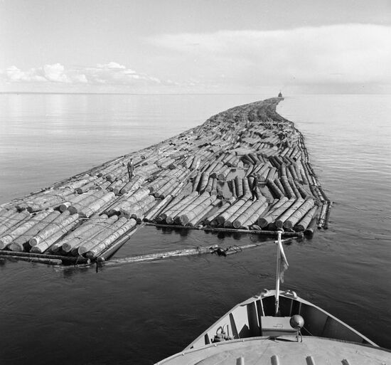 FLOATS TOWING ONEGA LAKE