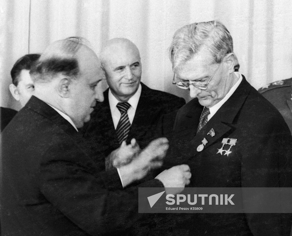 SUSLOV ZHIVKOV AWARDING DIMITROV PRIZE