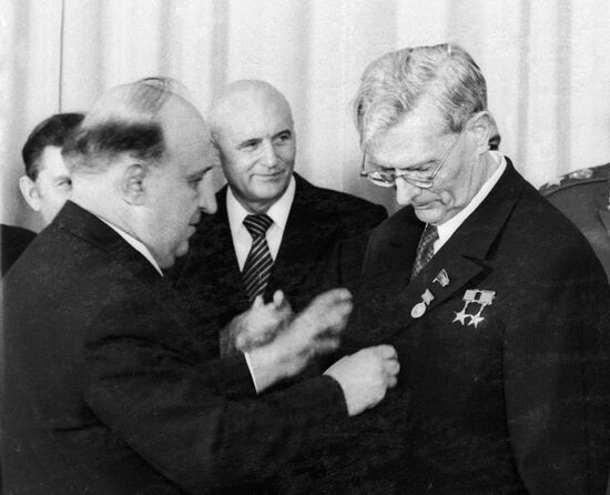 SUSLOV ZHIVKOV AWARDING DIMITROV PRIZE