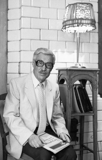 PROFESSOR PHYSIOLOGIST