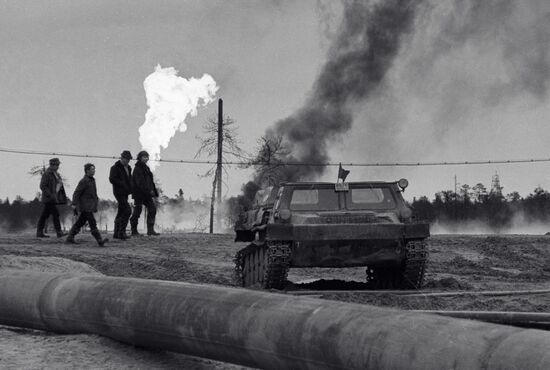OIL SAMOTLOR WORKERS CROSS-COUNTRY VEHICLE