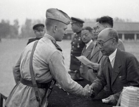 LIBERATION KOREA MEDALS PRESENTING 