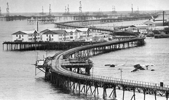 OIL WORKERS NEFTYANYE KAMNI CASPIAN SEA