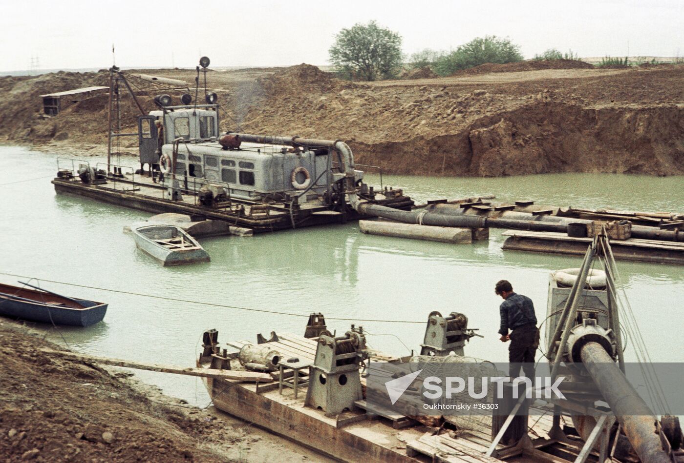 DREDGES KARAKUM CANAL