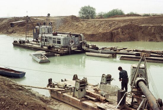 DREDGES KARAKUM CANAL