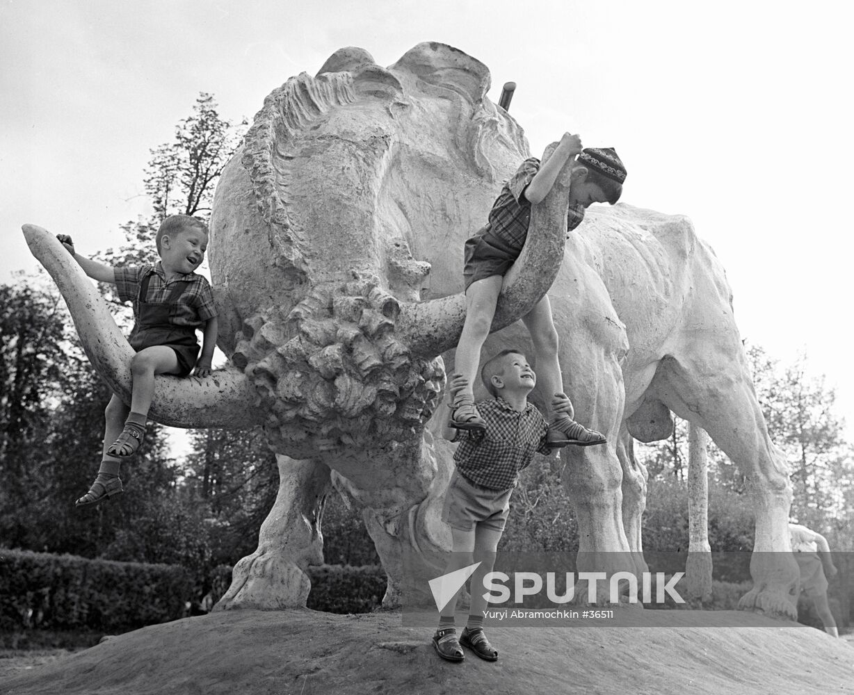 BISON SCULPTURE CHILDREN PARK