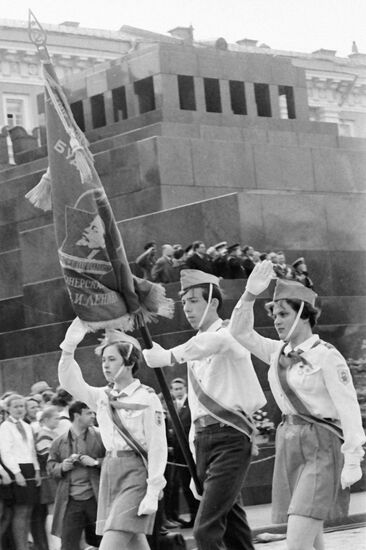 PIONEERS BANNER PARADE MAUSOLEUM