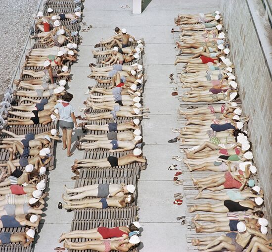 SUN-BURNED VACATIONERS