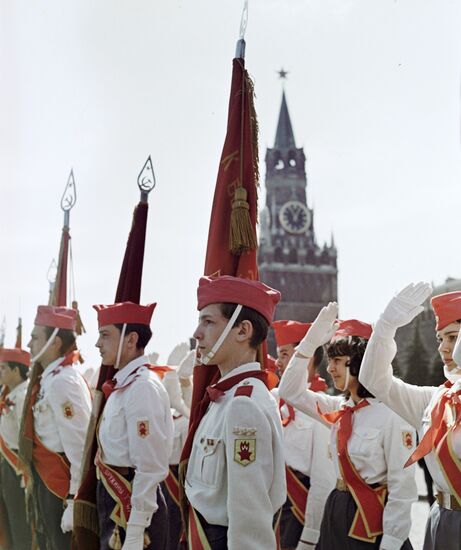 PIONEERS PARADE RED SQUARE CELEBRATION
