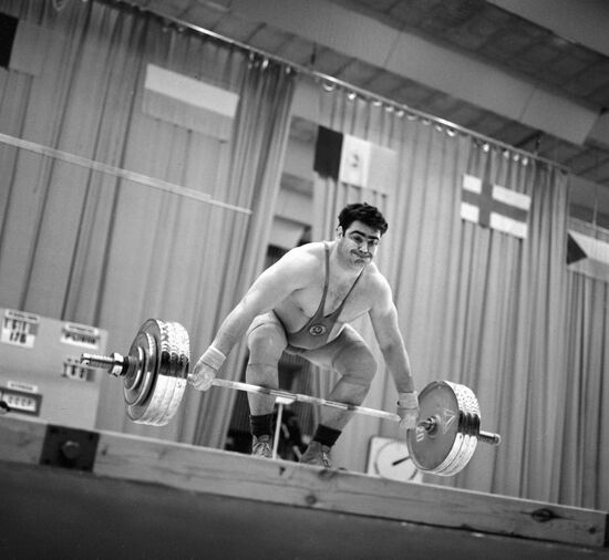 ALEXEYEV WEIGHT-LIFTER COMPETITIONS