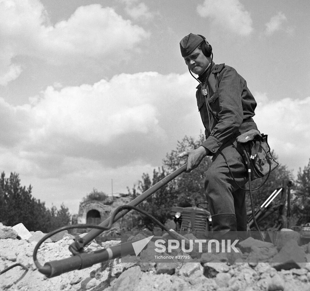 SAPPER DISARMING UNEXPLODED SHELLS BREST FORTRESS 