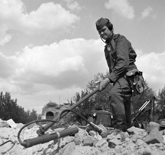 SAPPER DISARMING UNEXPLODED SHELLS BREST FORTRESS 