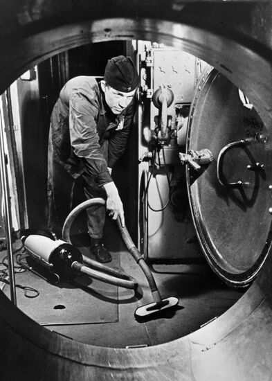 CLEAN-UP NUCLEAR-POWERED SUBMARINE 