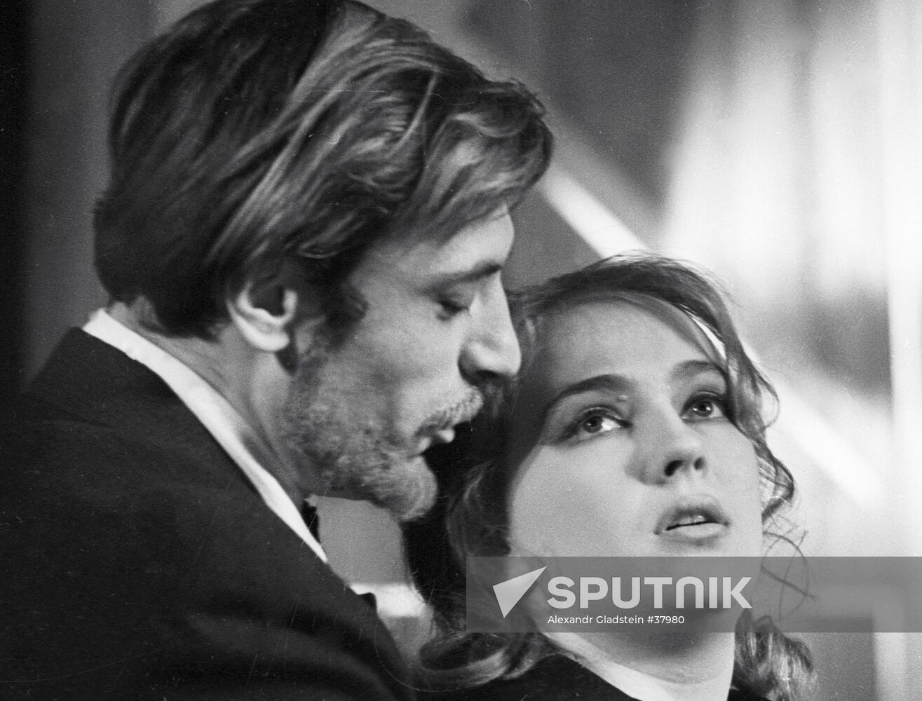 LAZAREV GRADOVA PLAY 'TALENTS AND ADMIRERS'