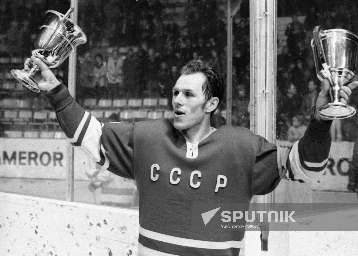 ICE-HOCKEY PLAYER STARSHINOV CUPS