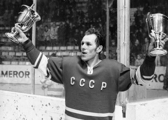 ICE-HOCKEY PLAYER STARSHINOV CUPS