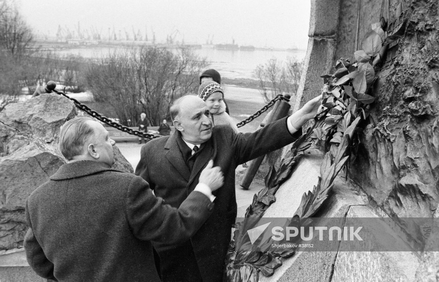 ZHIVKOV LAYING A WREATH