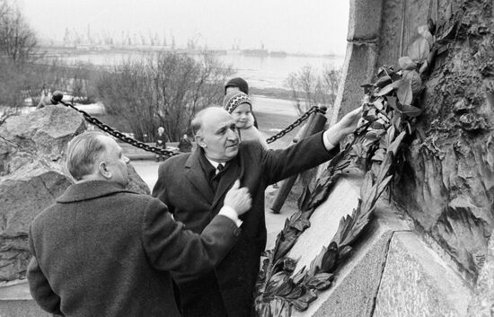 ZHIVKOV LAYING A WREATH