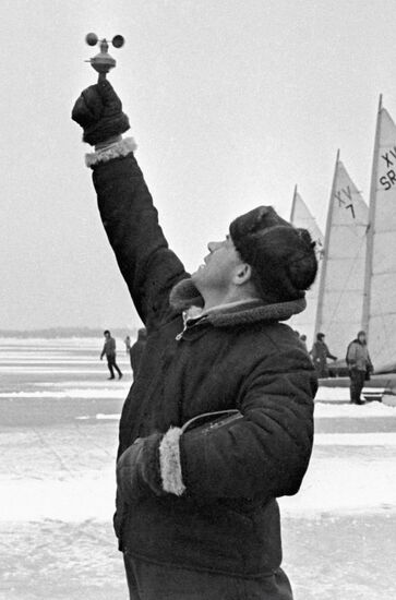 REFEREE MEASURING WIND ICE YACHT COMPETITION