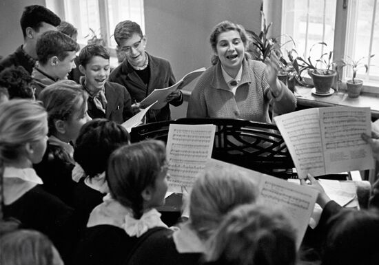SCHOOLCHILDREN MUSIC TEACHER