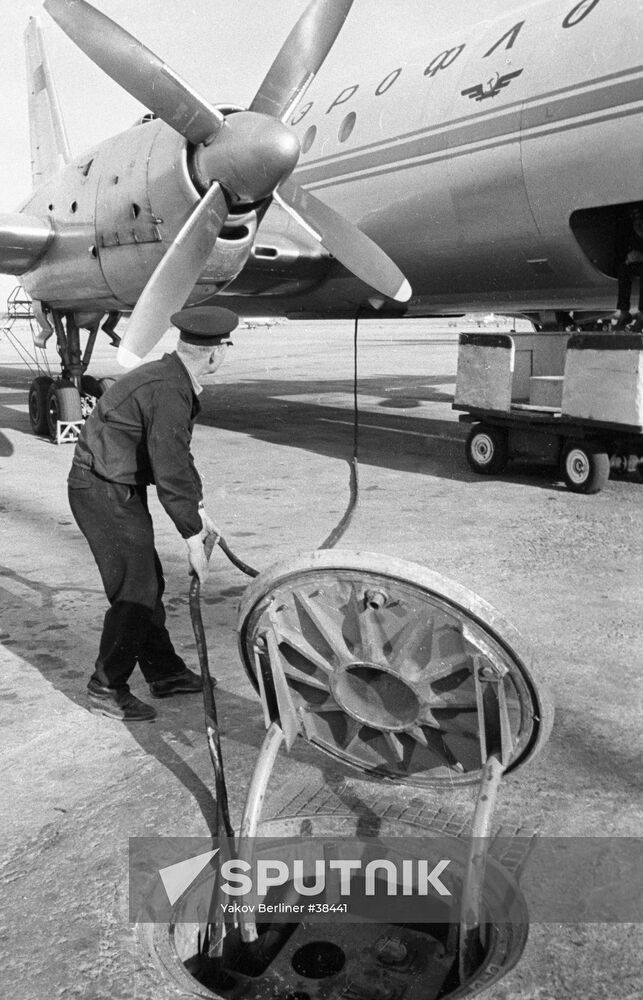Fuelling the aircraft from an underground bunker