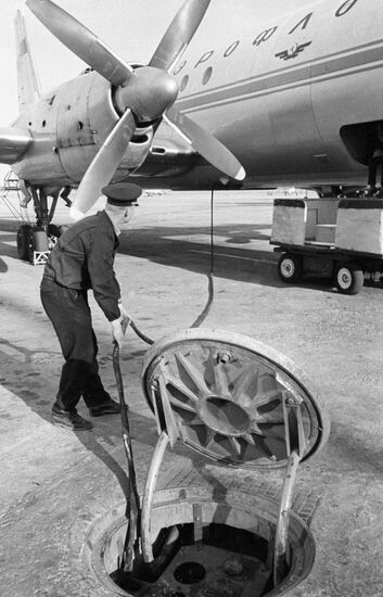 Fuelling the aircraft from an underground bunker