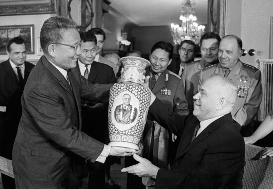 TSEDENBAL ZHUKOV VASE