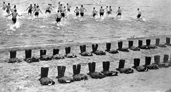 SOLDIERS UNIFORM BATHING