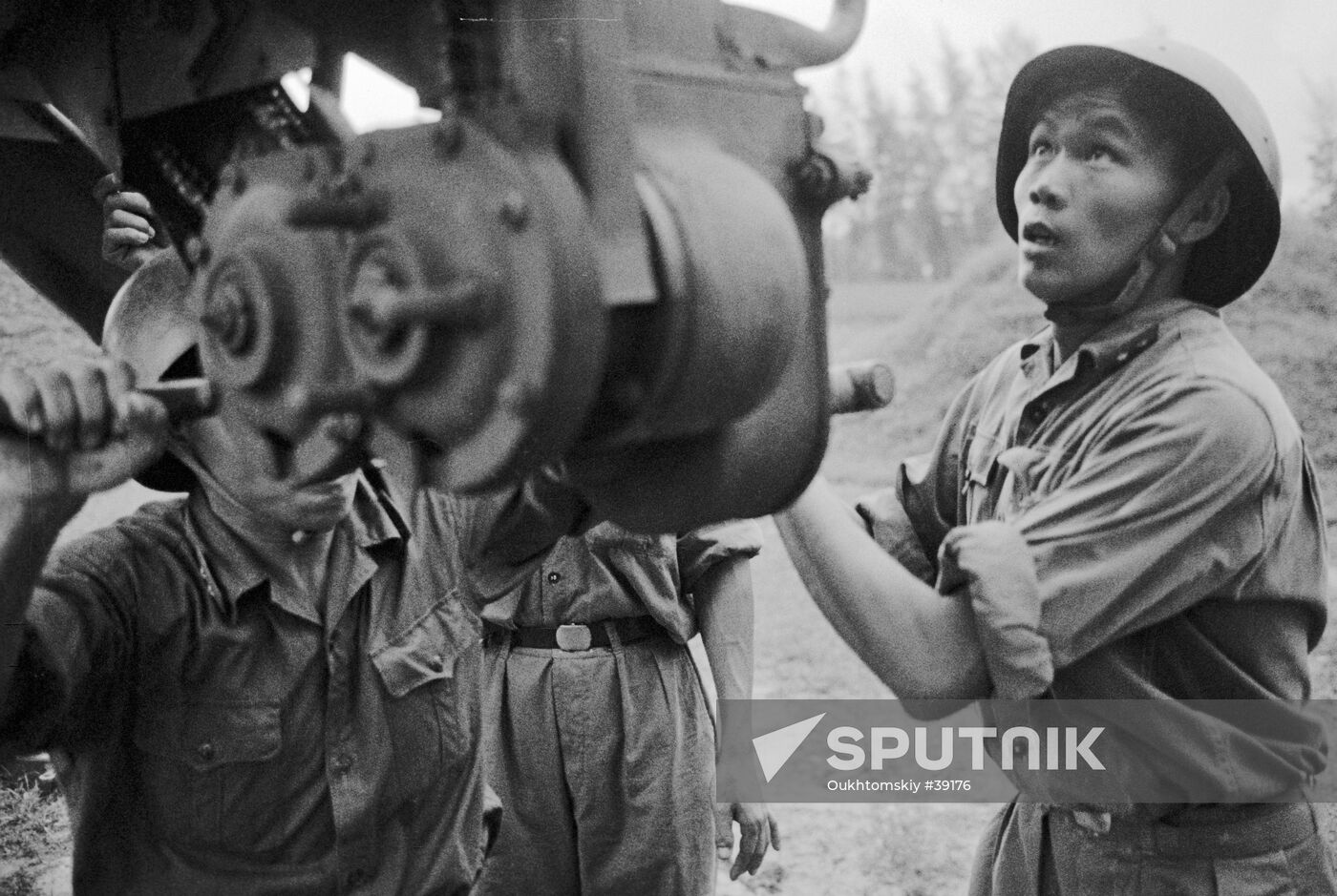 VIETNAM SOLDIERS MISSILE LAUNCHER