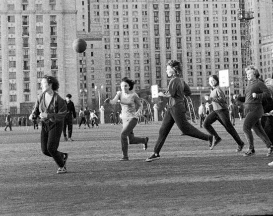 STUDENTS BASKET-BALL