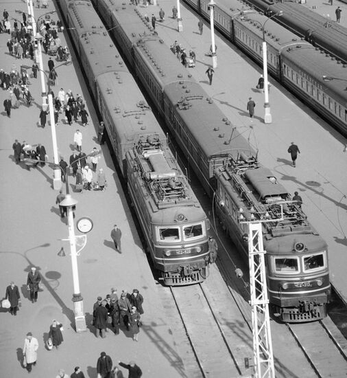 KAZANSKY STATION PLATFORM COMMUTER TRAINS