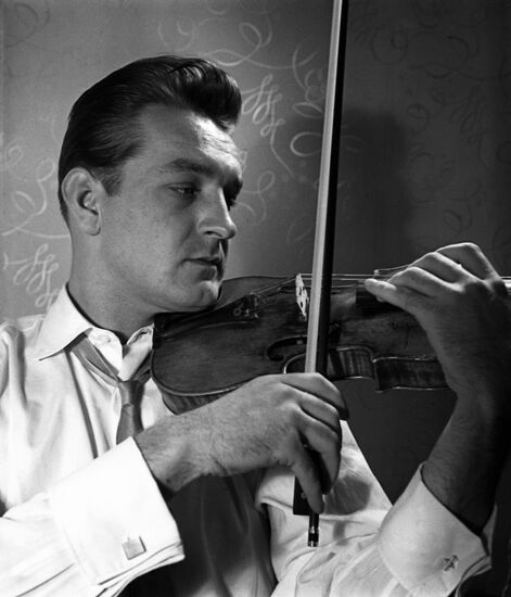 Violinist Valery Klimov playing