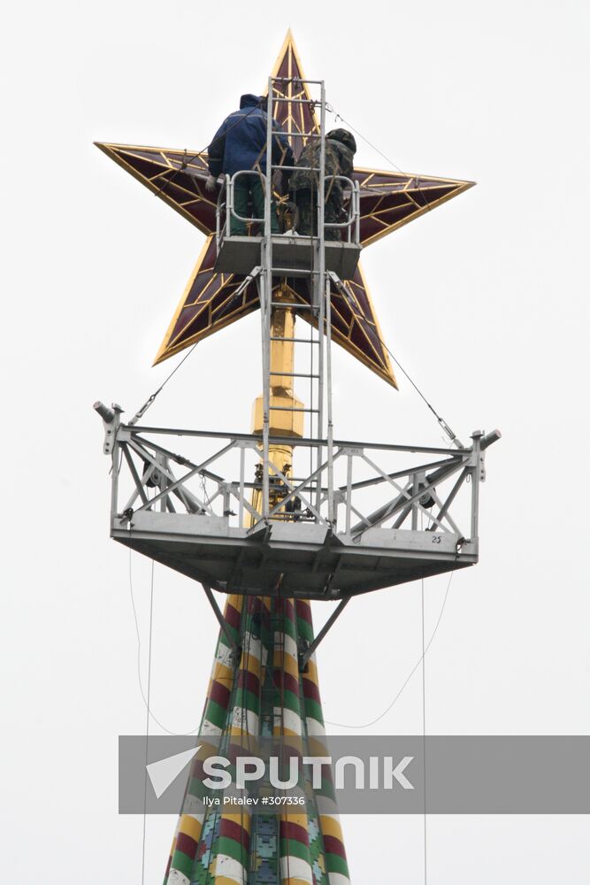 Kremlin tower star cleaning