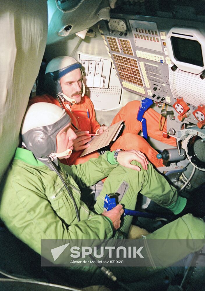 Cosmonauts Alexander Volkov and Alexander Kalery