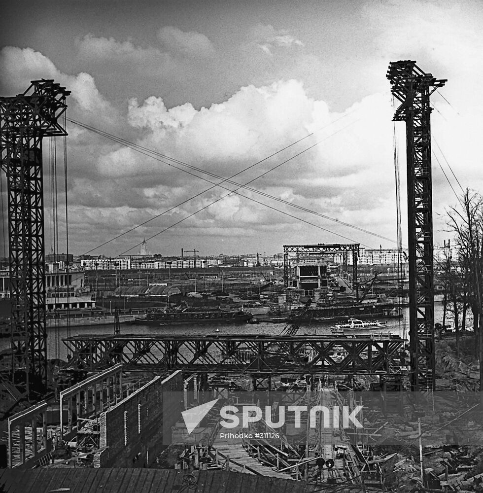 Leninskie Gory metro station construction