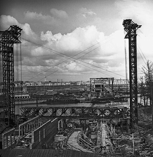 Leninskie Gory metro station construction