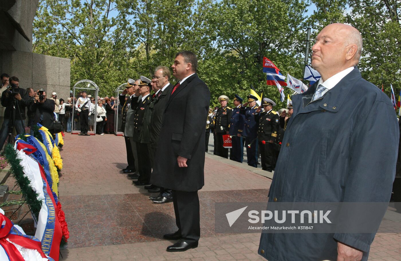 Yury Luzhkov and Anatoly Serdyukov laid flowers at Defense of Sevastopol memorial