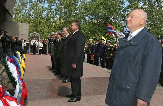 Yury Luzhkov and Anatoly Serdyukov laid flowers at Defense of Sevastopol memorial