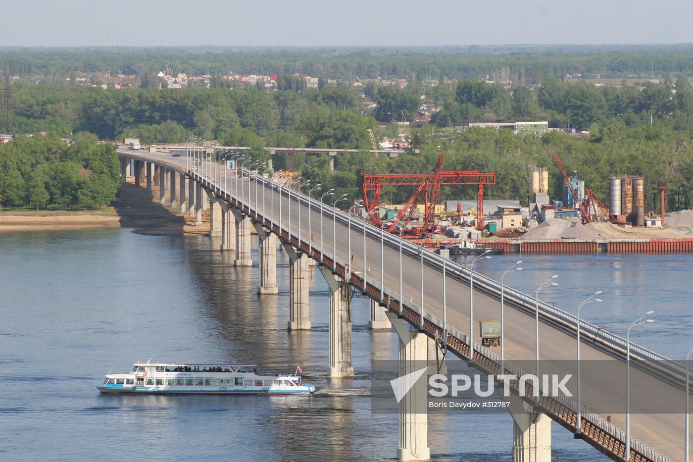 Building bridge across the Volga