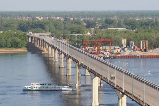 Building bridge across the Volga