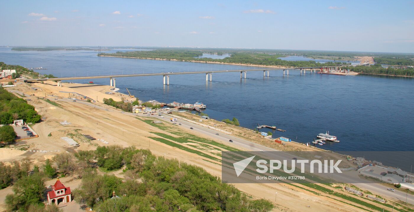 Building bridge across the Volga