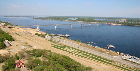 Building bridge across the Volga