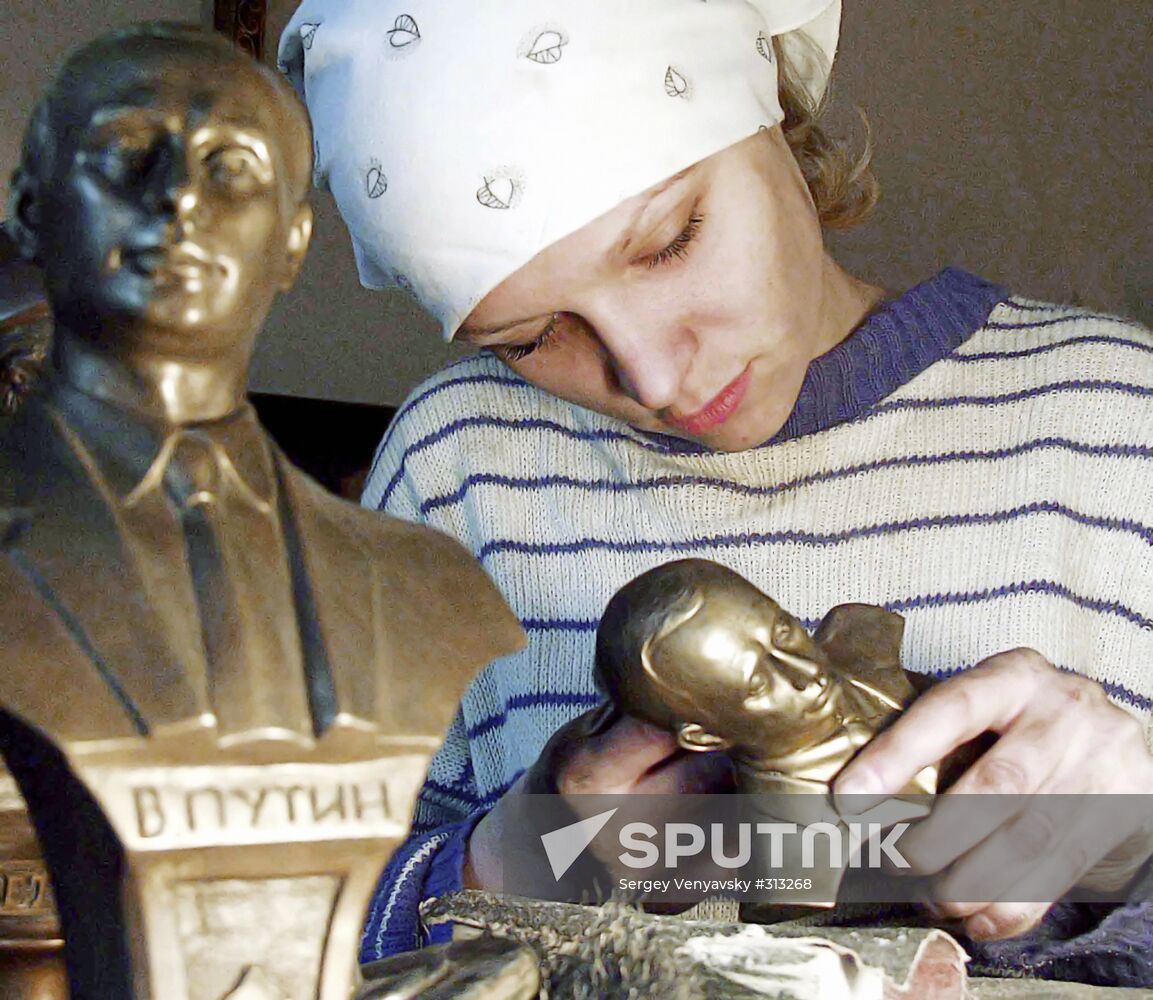 Making the busts of Vladimir Putin
